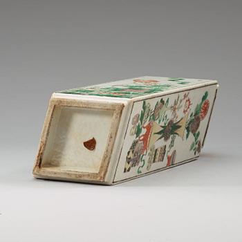 A famille verte vase, late Qing dynasty (1644-1912).