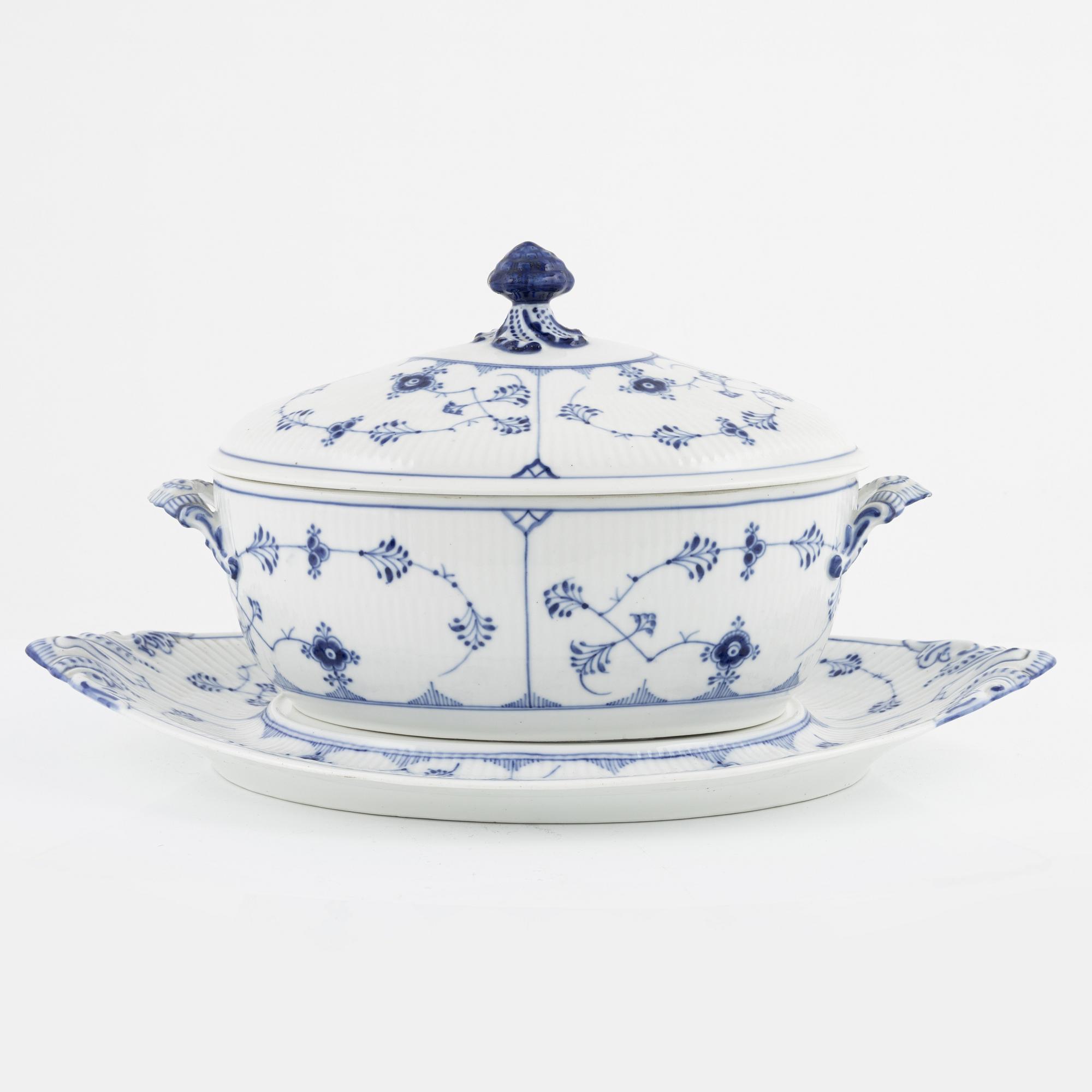 Royal Copenhagen, a 'Musselmalet' porcelain tureen with cover, Royal Copenhagen, Denmark, 1889-1922.