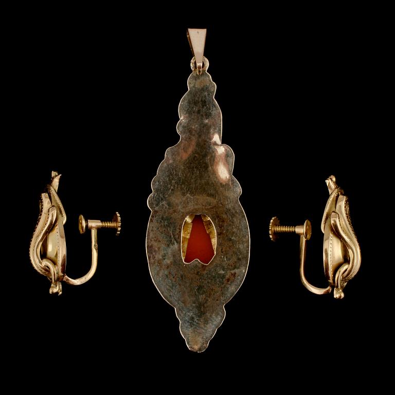 ÖRHÄNGEN, 18k guld, Lars Harsheim, Göteborg samt HÄNGE, 8k guld med skuren snäckskalskamé, 1900-tal. Vikt 6 g.