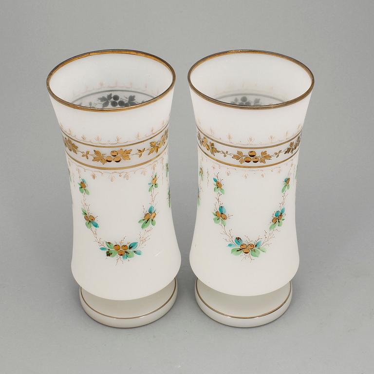 VASER, ett par, opalinglas, sent 1800-tal.