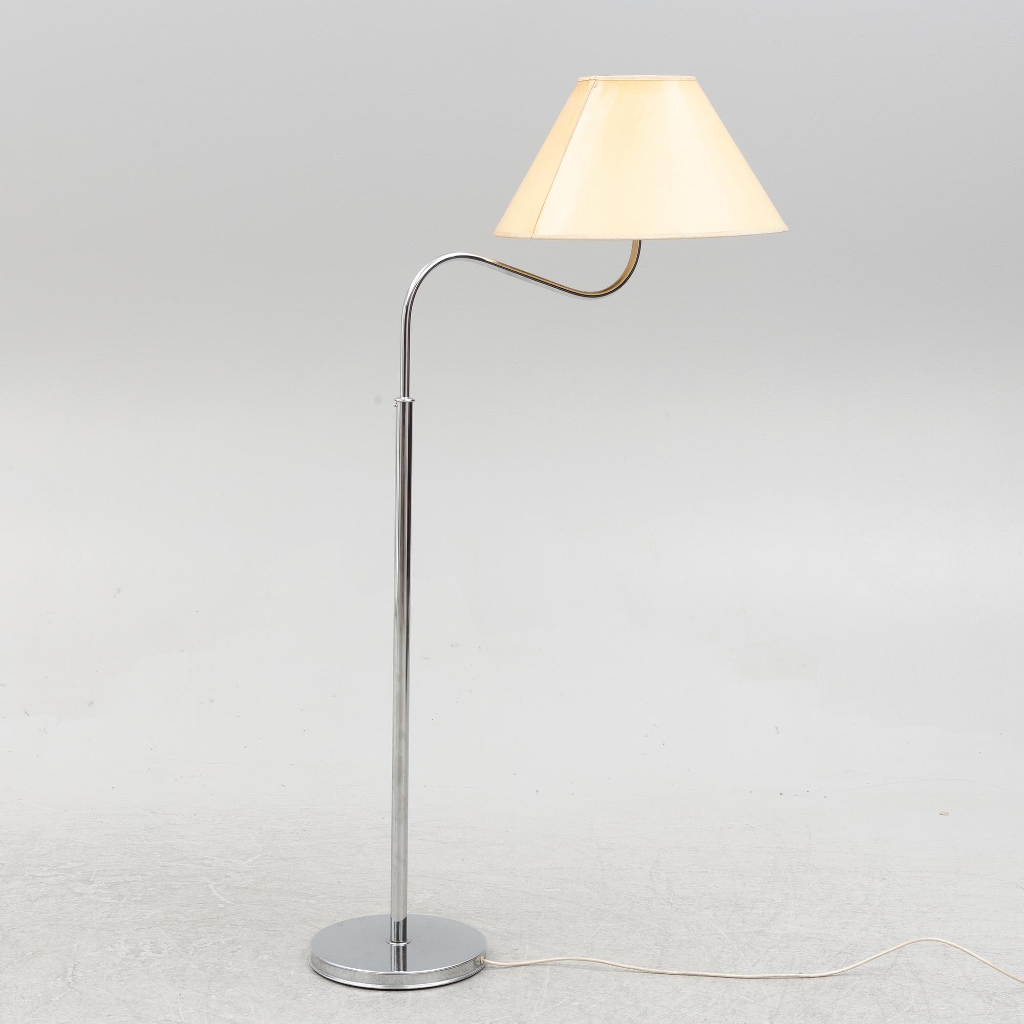 Josef Frank, golvlampa, modell 2368/"Stora Kamelen", i förkromad metall, Firma Svenskt Tenn, 1900-talets andra hälft.