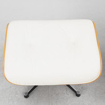 Charles & Ray Eames, fåtölj med fotpall, "Lounge Chair", Vitra, 2008.