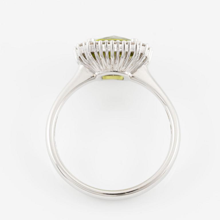 Ring with peridot and brilliant-cut diamonds.