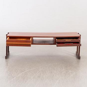 A MID 20TH CENTURY COFFEE TABLE,