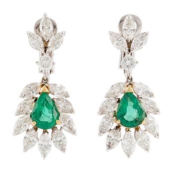 641. A pair of earrings in 18K white gold with drop-shaped faceted emeralds and diamonds.