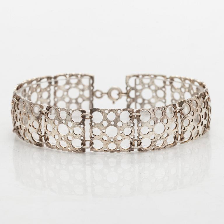 Liisa Vitali, kaulaketju ja rannekoru, "Leppäkerttu", sterling hopeaa, Westerback, Helsinki 1971 ja 1972.