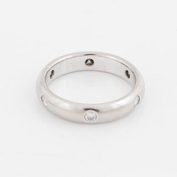 An 18K white gold Cartier ring set with round brilliant-cut diamonds.