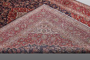 A carpet, Kashan, ca 420 x 292 cm.