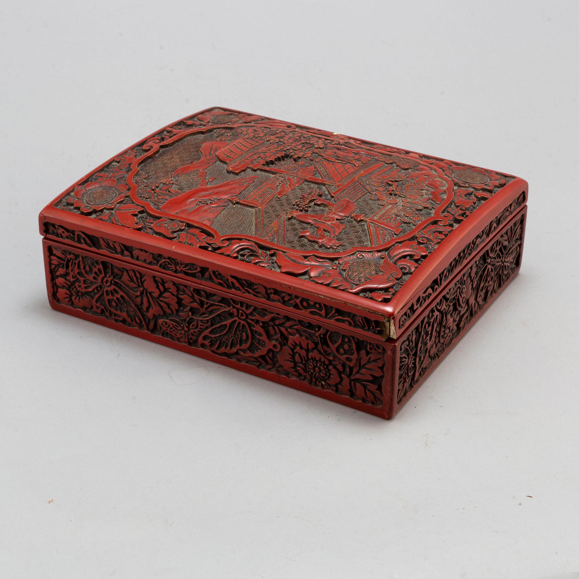 A large carved red lacquered box with cover, Qing dynasty, circa 1900.