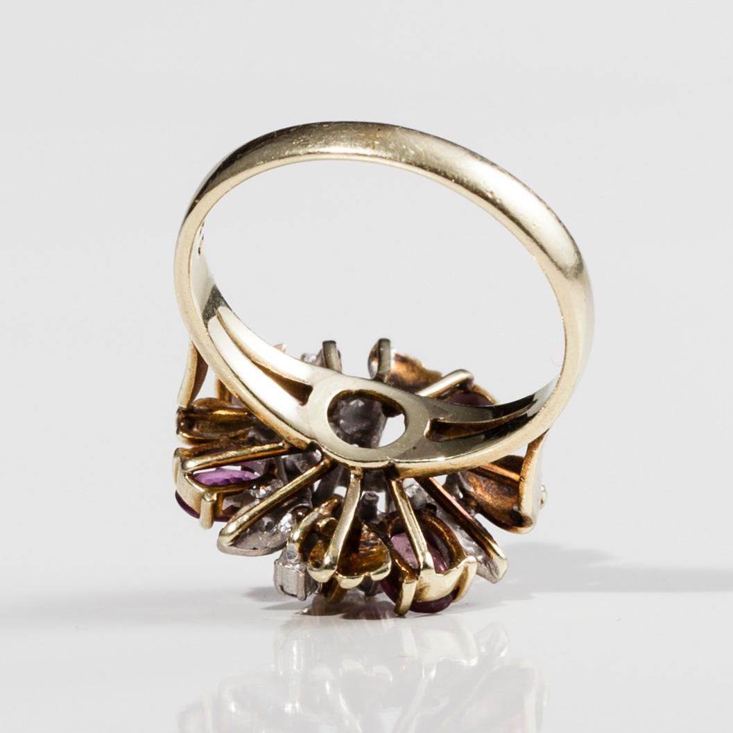 RING, 14K guld, rubiner samt diamanter. Vikt 5 g. 1900-talets mitt.