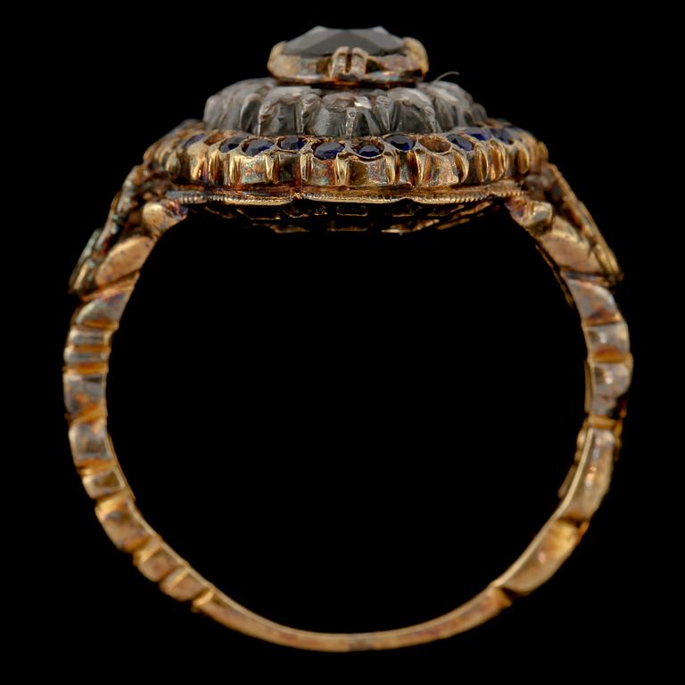 RING, 18k guld med 12 fasettslipade diamanter samt blå safirer, Gustav Dahlgren & Co, Malmö, 1939.
