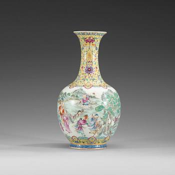 1639. A vase, China, Republic, 20th Century, with Qianlong sealmark.