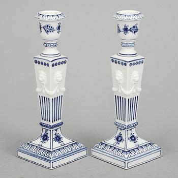 LJUSSTAKAR, ett par, porslin, "Musselmalet", Royal Copenhagen, 1900-tal.