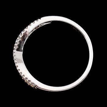 RING, 18 k vitguld, med 3 rader av vita och champagnefärgade diamanter ca 0.25 ct enligt gravyr. Total vikt ca 4 gram.