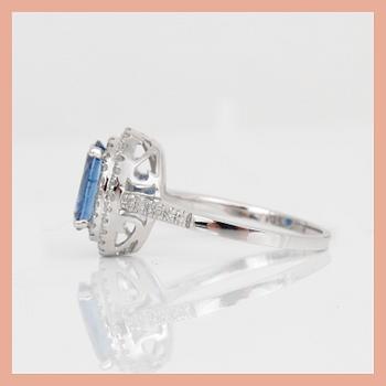 RING, 14K vitguld med ovalslipad safir, ca 1,57 ct, och åttkantslipade diamanter. Total vikt ca 3,33 g.
