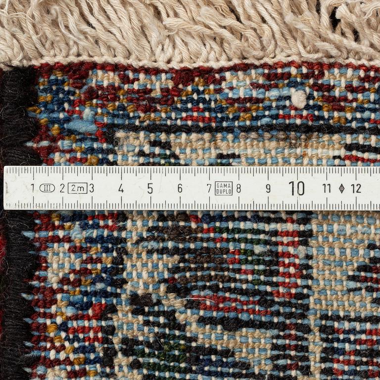 A semi-antique Chahar Mahal/Bakthiari carpet. ca 502 x 376 cm.