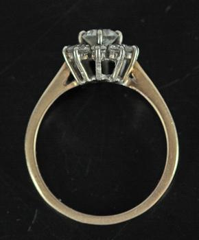 RING, 14 K guld, briljantslipad diamant, ca 0,5 ct, med 10 mindre briljanter.