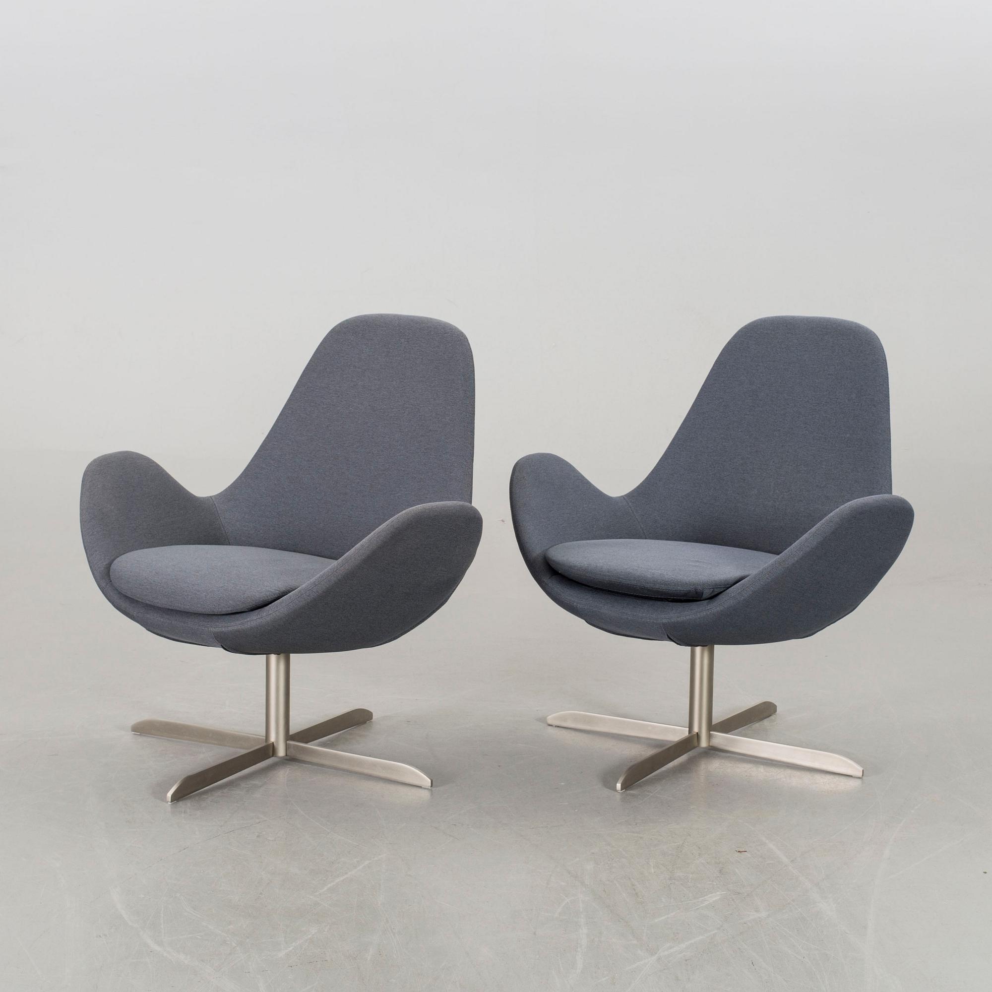 A pair of Electa svivel chairs for Calligaris 21st century.