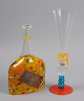 FLASKA SAMT POKALGLAS, glas, Kjell Engman samt Bertil Vallien Kosta Boda.