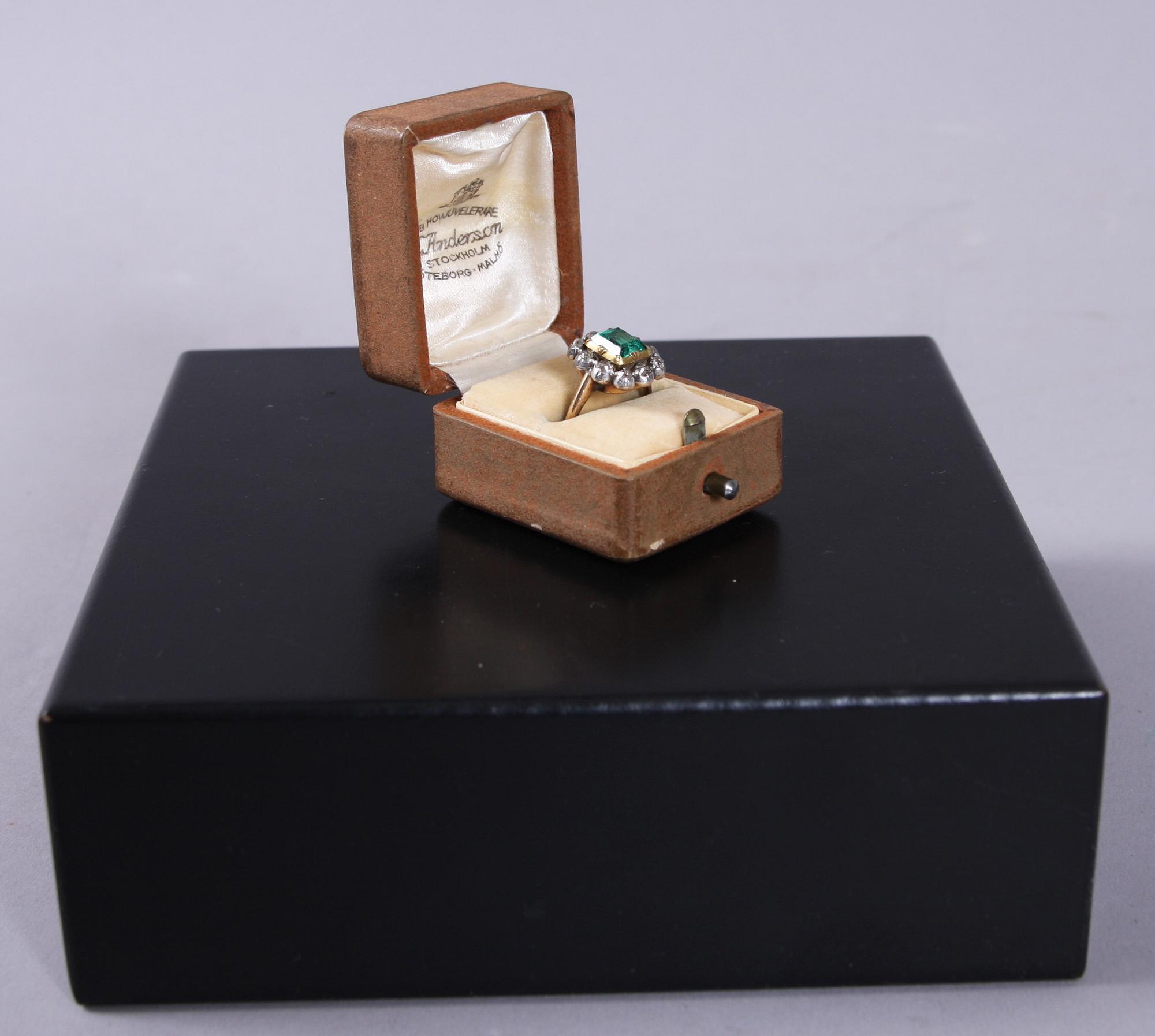 RING, guld 18 K m smaragd o rosenstenar, 1920-tal.