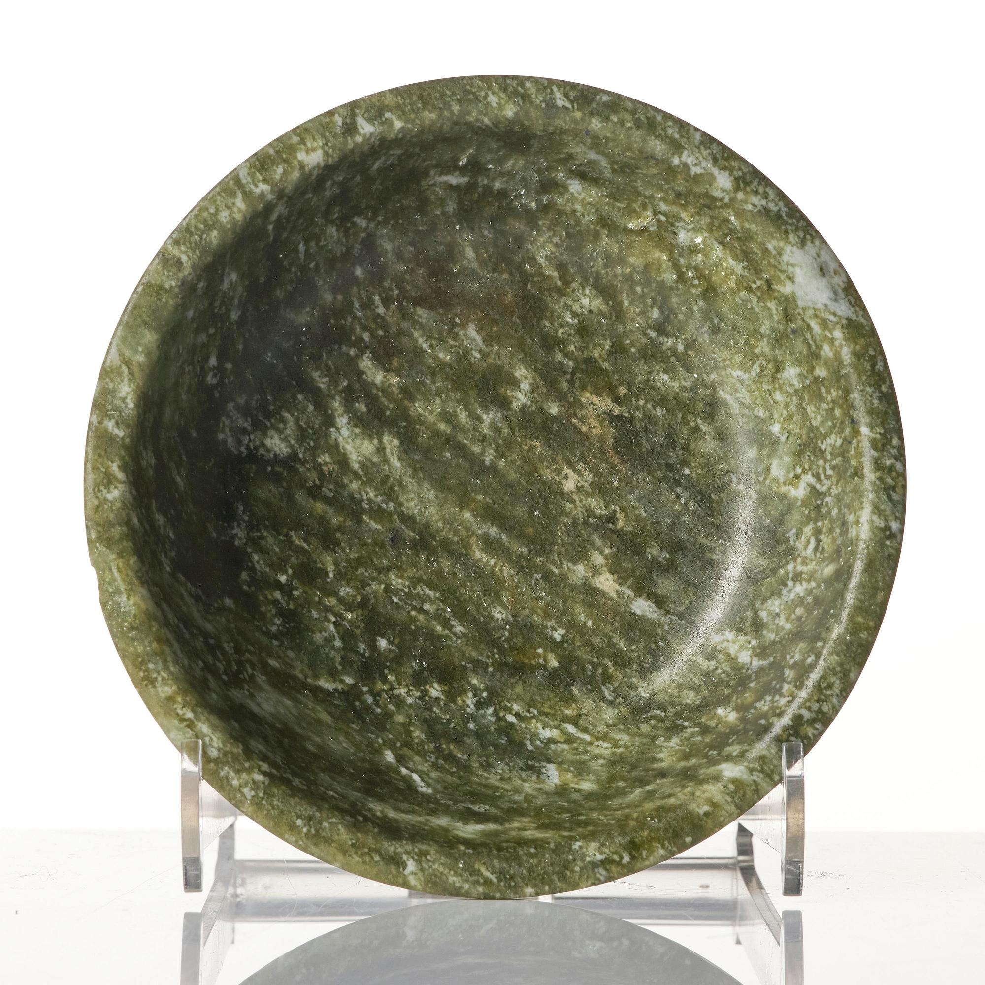 Skål, grön sten, med silvermontering, sen Qingdynasti / omkring 1900.