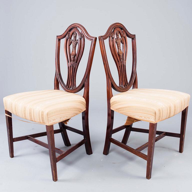 STOLAR, ett par, Hepplewhite-stil, England 1800-tal.