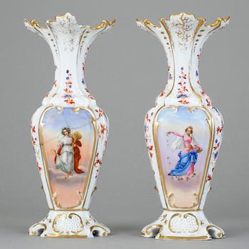 VASER, ett par, porslin, sent 1800-tal.