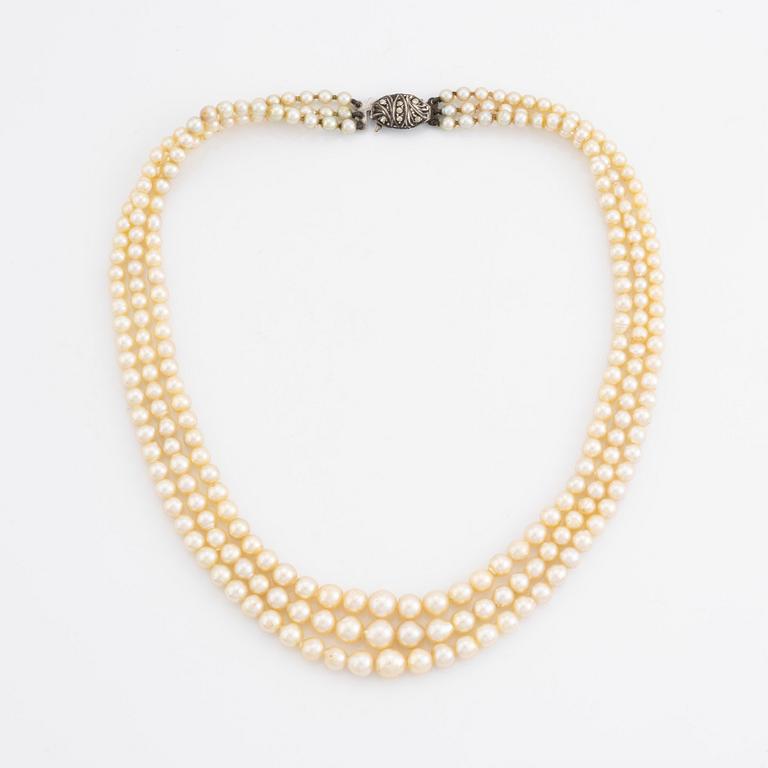 Cultured three strand pearl necklace, clasp silver.