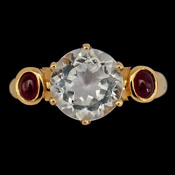 RING, 18k guld med fasettslipad topas samt 2 cabochonslipade rubiner, Guldfynd AB, 1900-tal. Vikt 4 g.