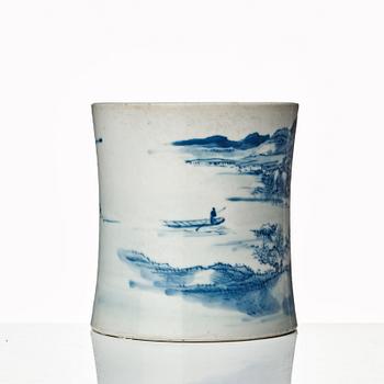 Penselvas, porslin. Qingdynastin, 1800-tal med Kangxis märke.