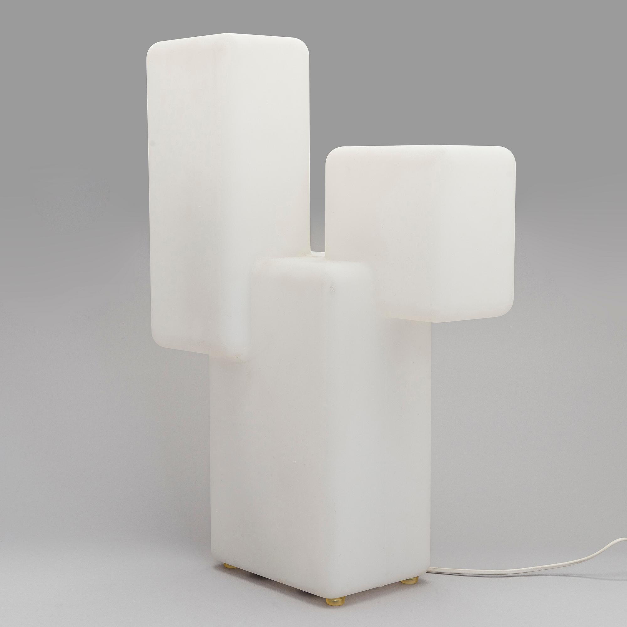 Eero Aarnio, pöytä/lattiavalaisin "Kubo", Innolux 2009.