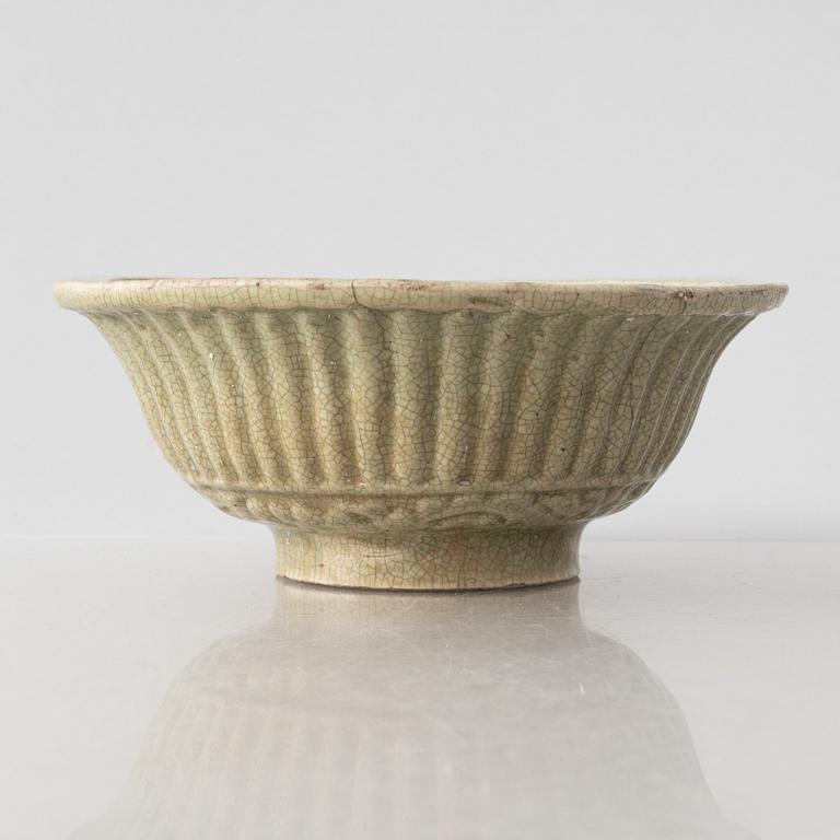 Bowl, celadon, stoneware, China, Qing dynasty, 19th century.