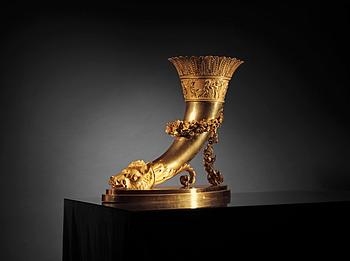 581. A RARE AND LARGE RHYTON VASE. French Empire, early 19th century.