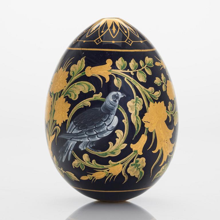 A Russian porcelain egg, late 19th-century.