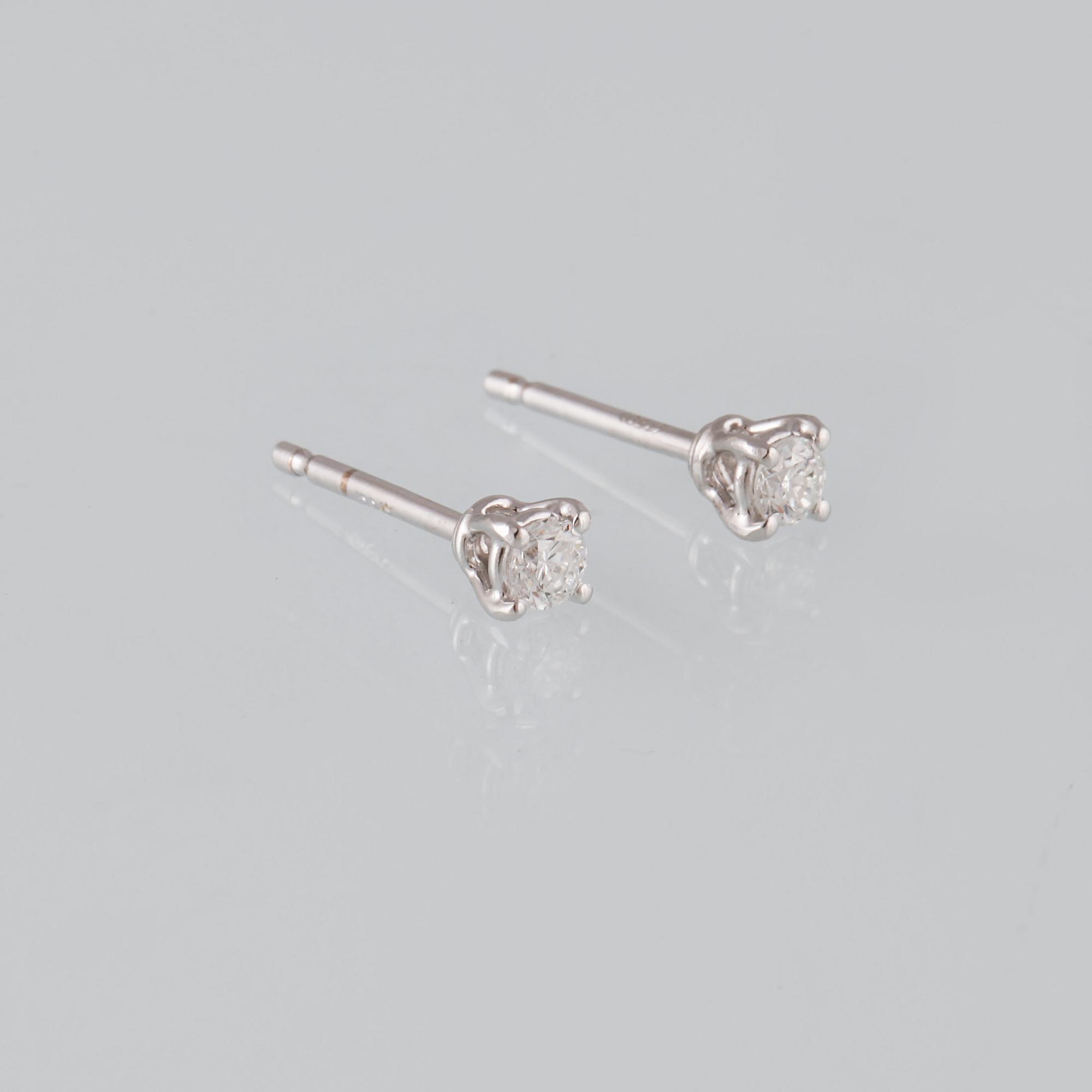 ÖRHÄNGEN, 18K vitguld med briljantslipade diamanter ca 0.22 ct. Vikt 1,2 gram.