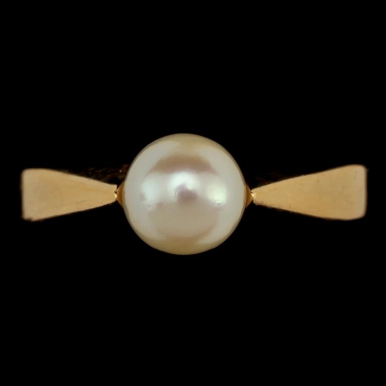 RINGAR, 2 st, varav en med odlad pärla, 1900-tal. Tot vikt 7 g.