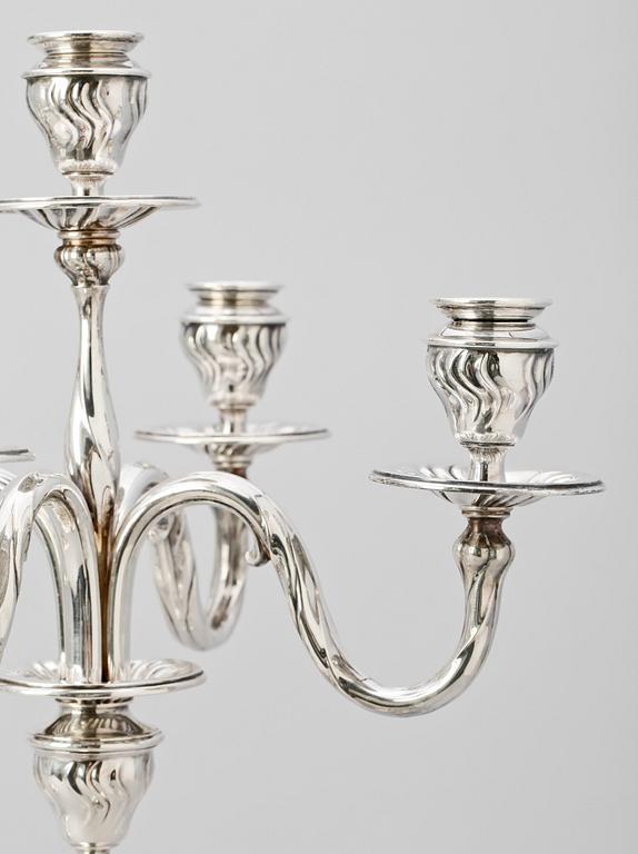 KANDELABRAR, ett par, nysilver, rokokostil, 1900-tal.