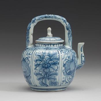 A blue and white porcelain teapot and cover, Ming dynasty (1368-1644).