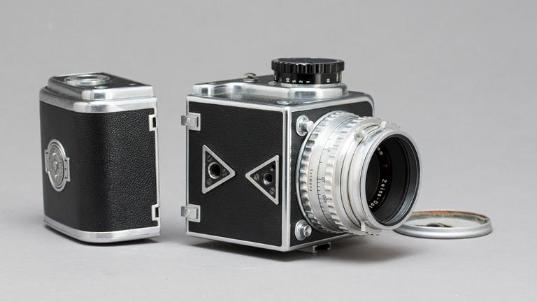 KAMERA Hasselblad 1000F samt objektiv Tessar 1:28 80 mm Zeiss-Opton nr 726939.