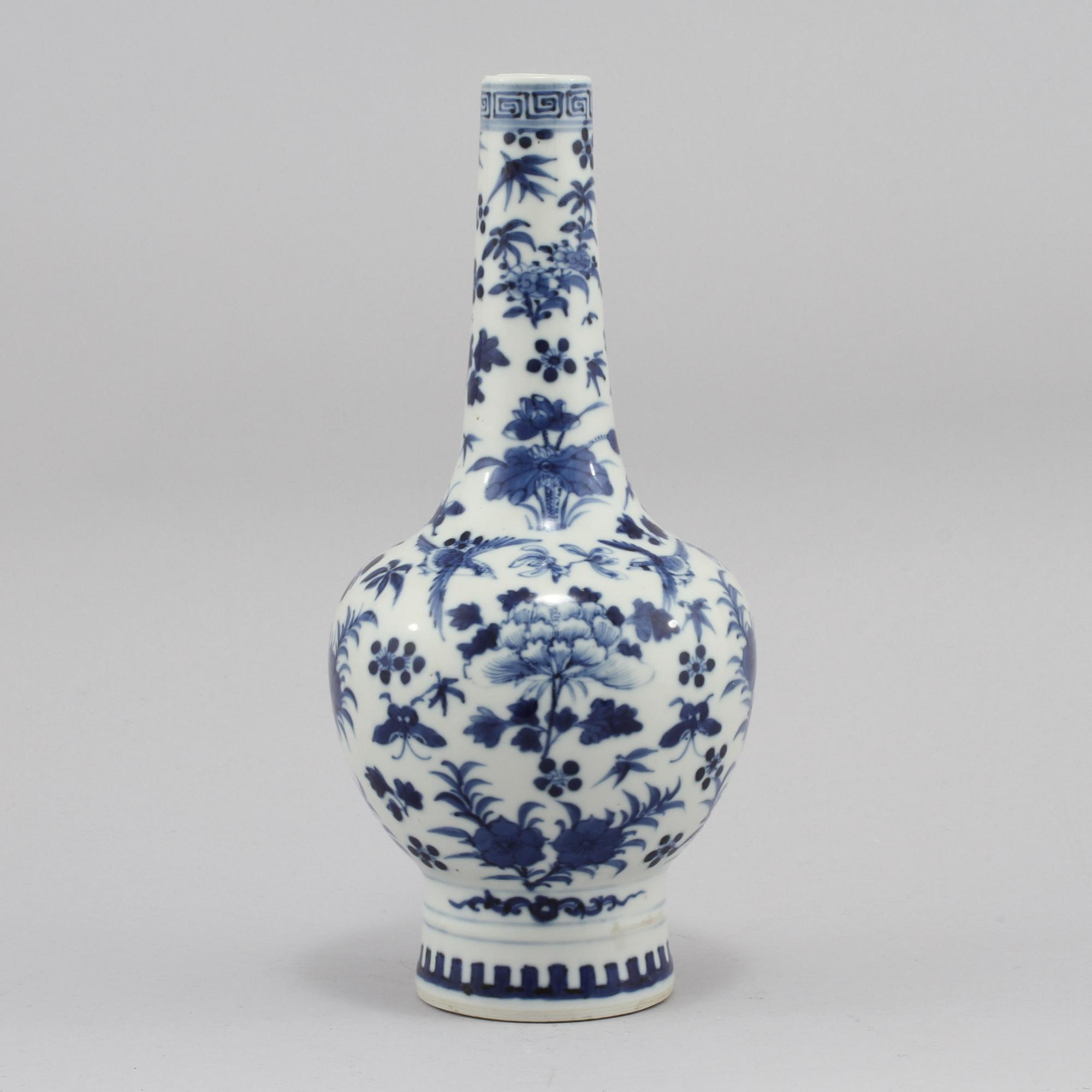 VAS, porslin, Qing dynastin, med Kangxis sex karaktärers märke, 1800-talets andra hälft.