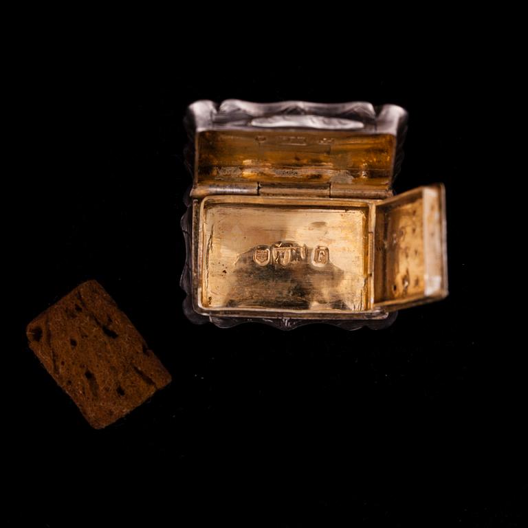 HÄNGE / DOFTDOSA, sterling silver, Sheffield, 1800-tal, luktdosa. graverat dekor.