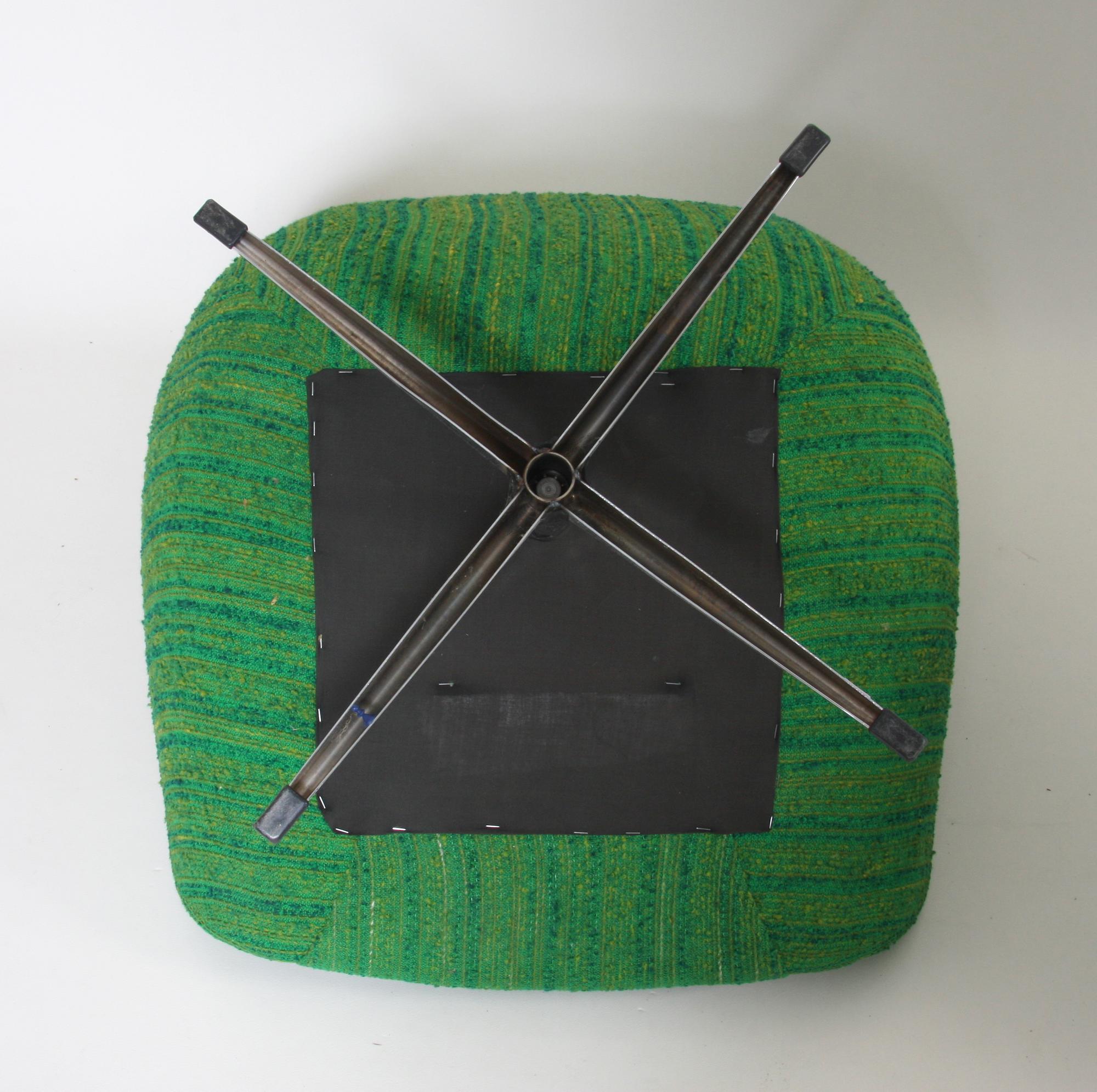 SNURRFÅTÖLJER, ett par. 1970-tal.