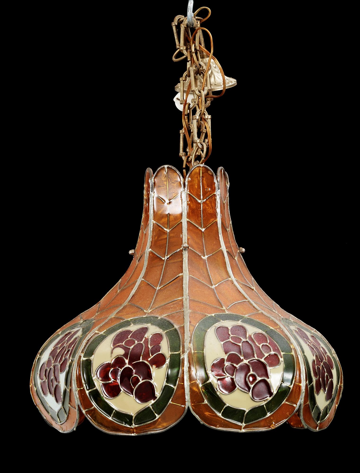 TAKLAMPOR, 2 st, Tiffanystil, 1900-talets andra hälft. Diam 43-46.