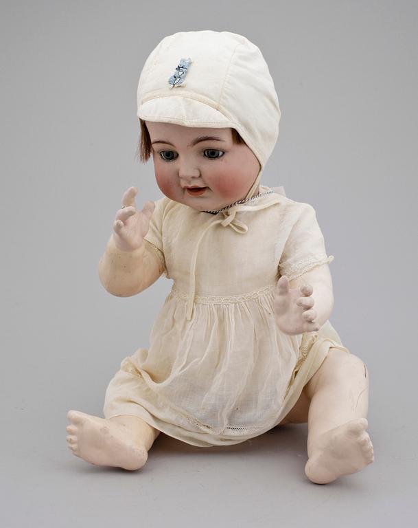 DOCKA, Porslin och  papier maché, 1900-talets första hälft.