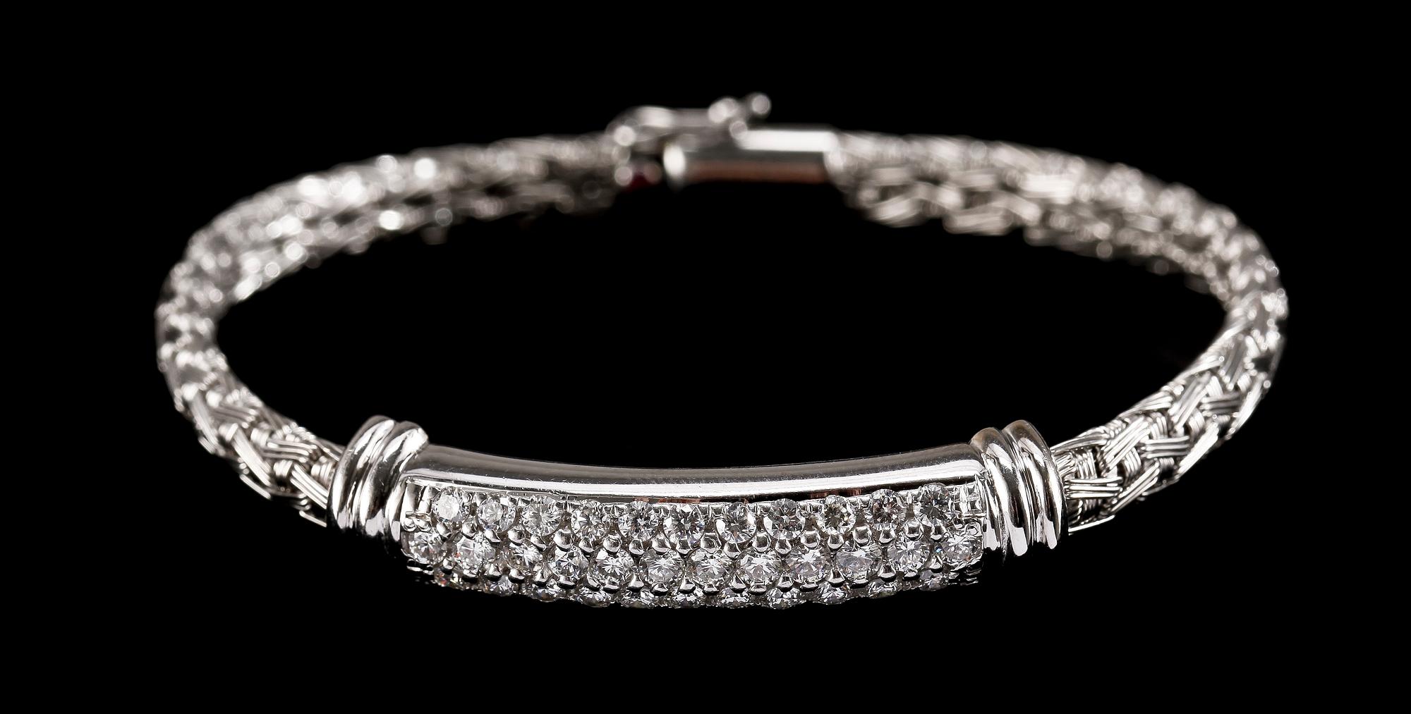 ARMBAND, briljantslipade diamanter, tot. ca 3 ct, med flätat armband i vitguld.