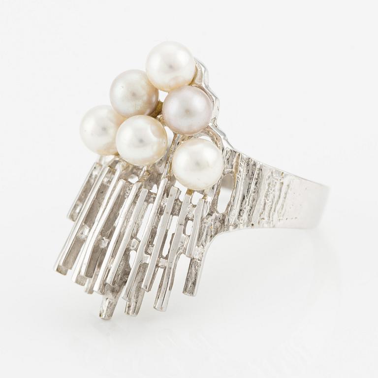 Ring 18K vitguld med odlade pärlor.