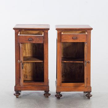 SÄNGBORD ett par 1900-talets första hälft.