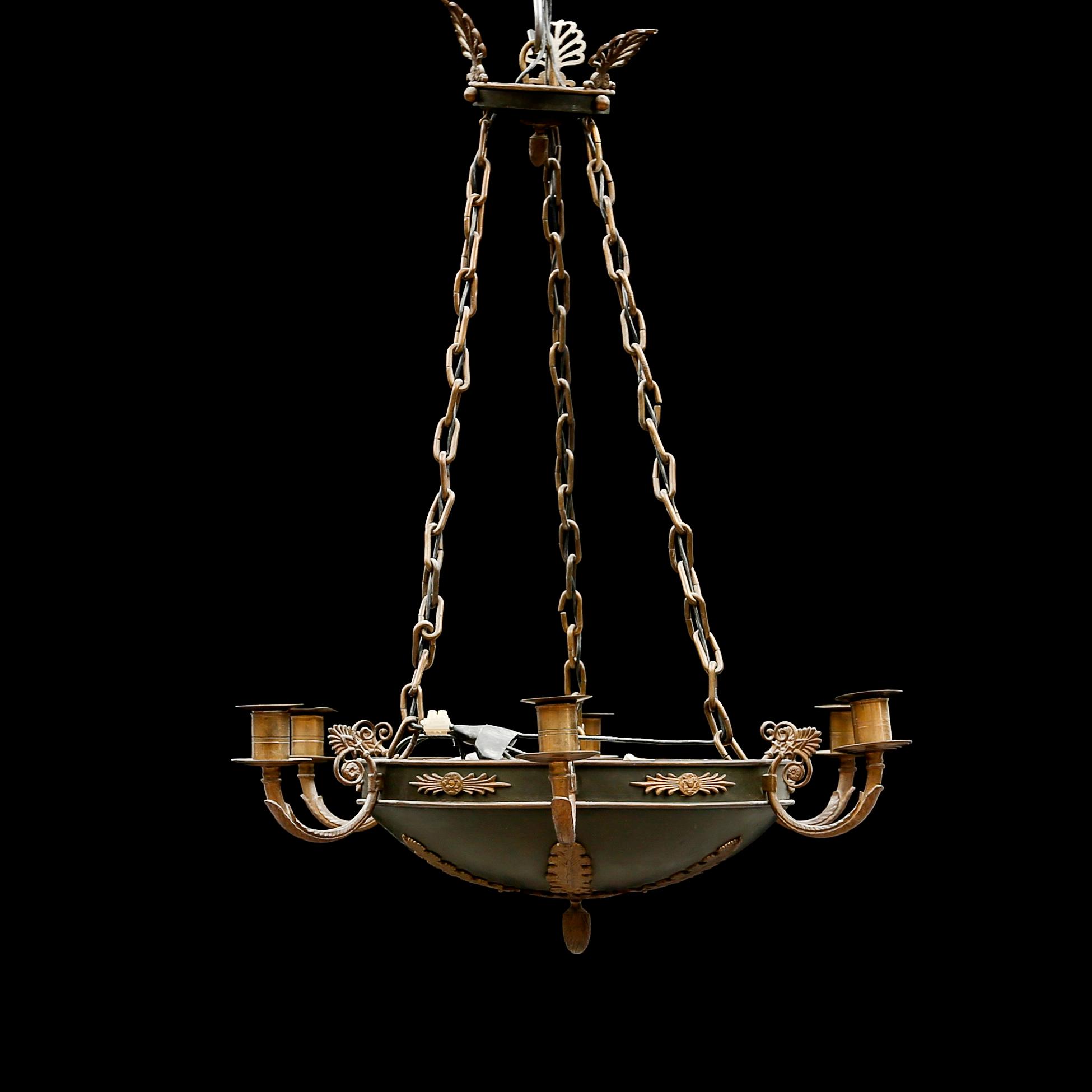 TAKAMPEL, empirestil, 1900-talets första hälft. Höjd ca 60 cm.