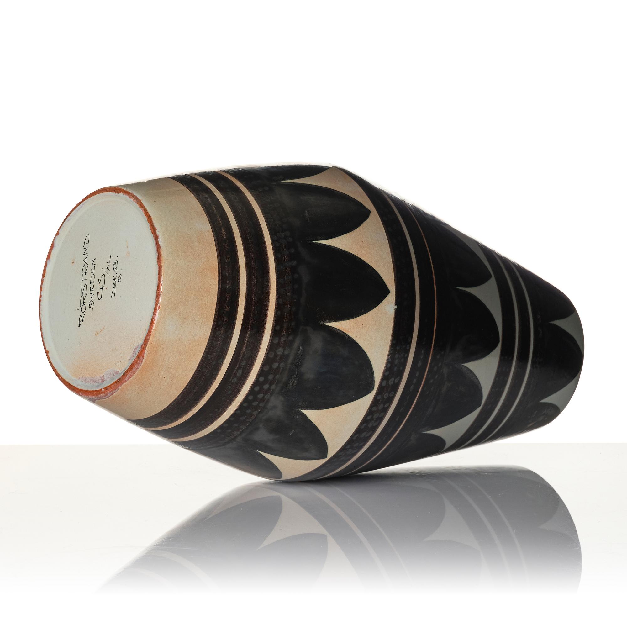 Carl-Harry Stålhane, golvvas, s k "Torro-fajans", dekor av Aune Laukkanen, Rörstrand.