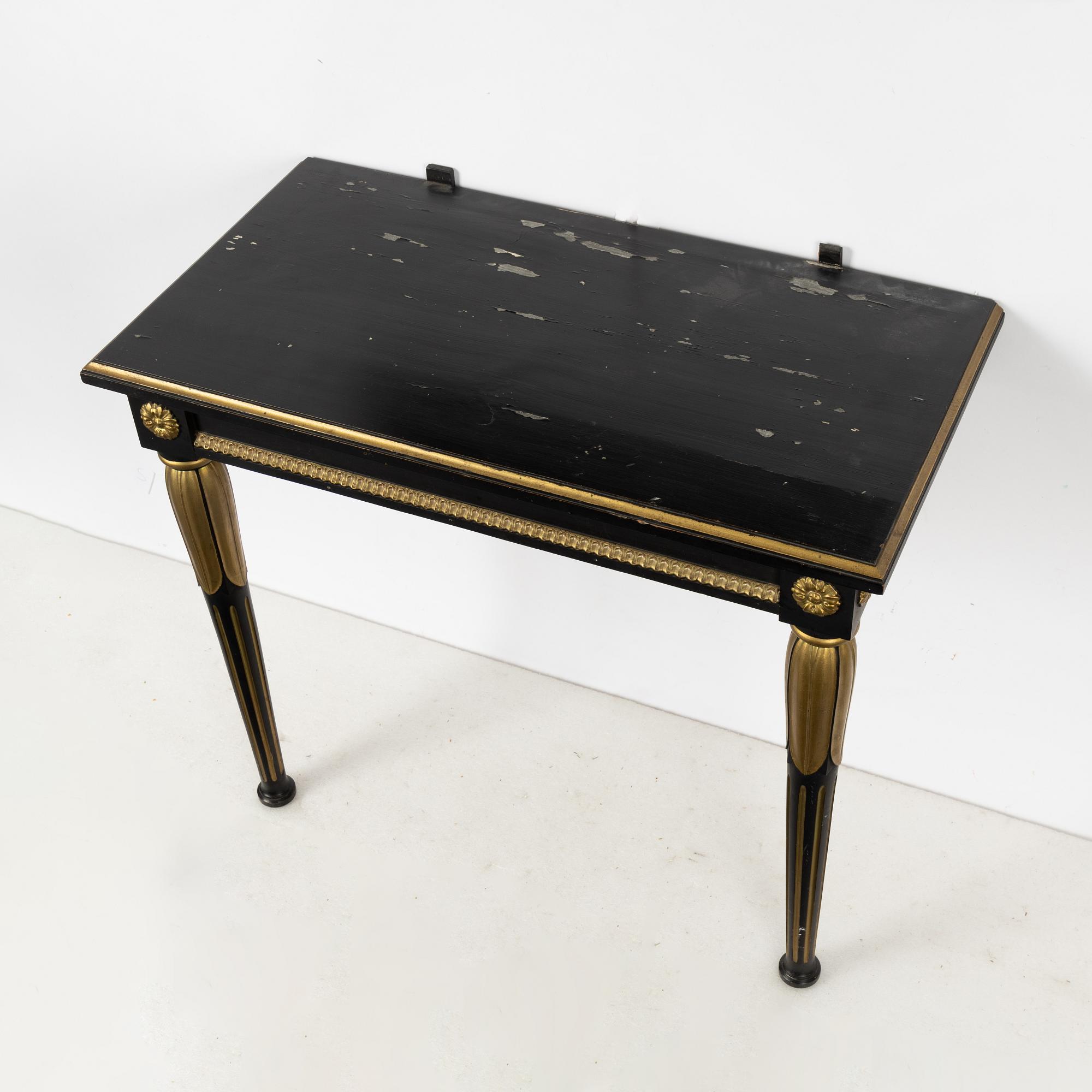 Spegel av Jonas Frisk (spegelfabrikör i Stockholm 1805-1824), Empire, samt senare konsolbord.